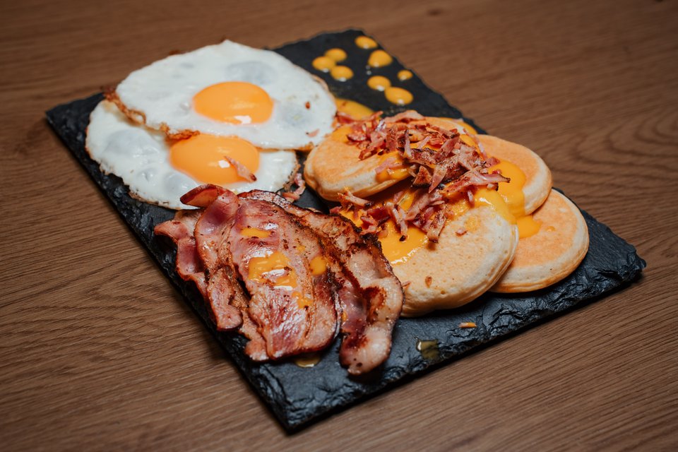 Classic pancakes with bacon and maple syrup